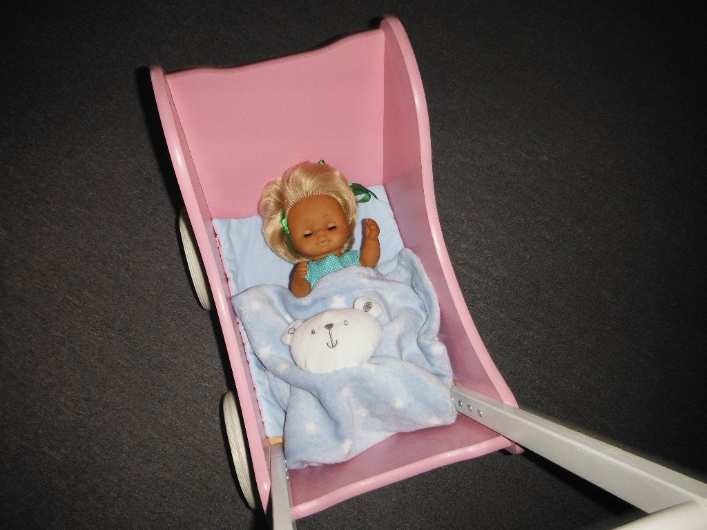 houten poppenwagentje met pop, Ophalen, Gebruikt, Babypop