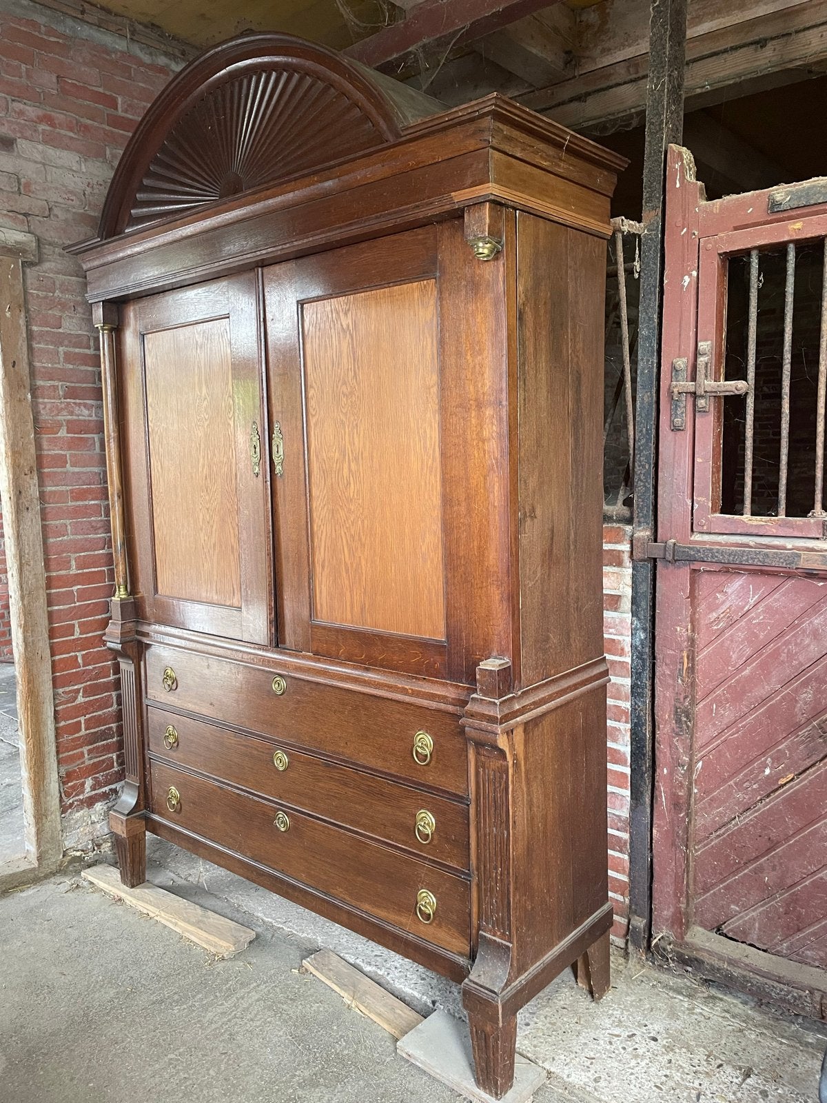 Antieke houten kast met lades en opzetstuk, Ophalen