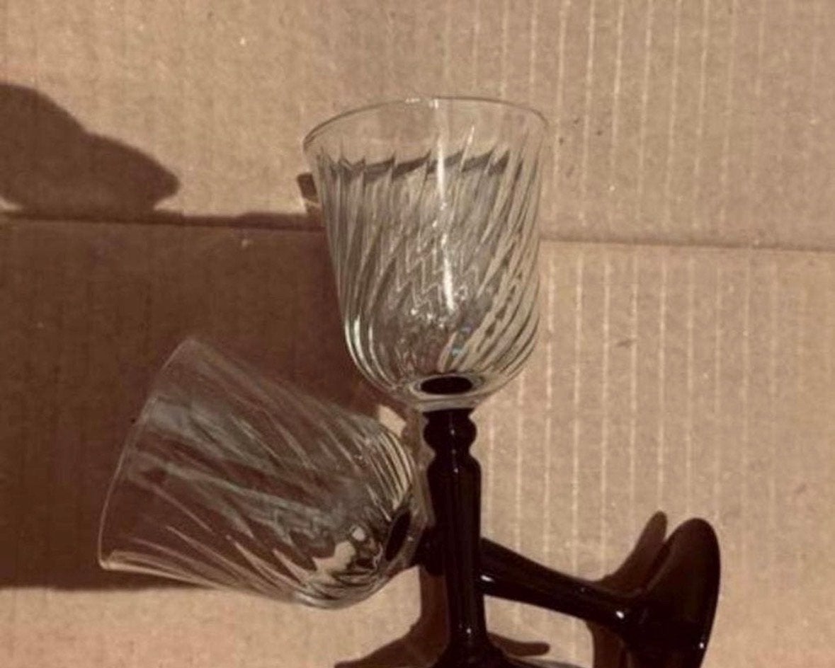 Set van 2 vintage wijnglazen met zwarte voet, Ophalen of Verzenden