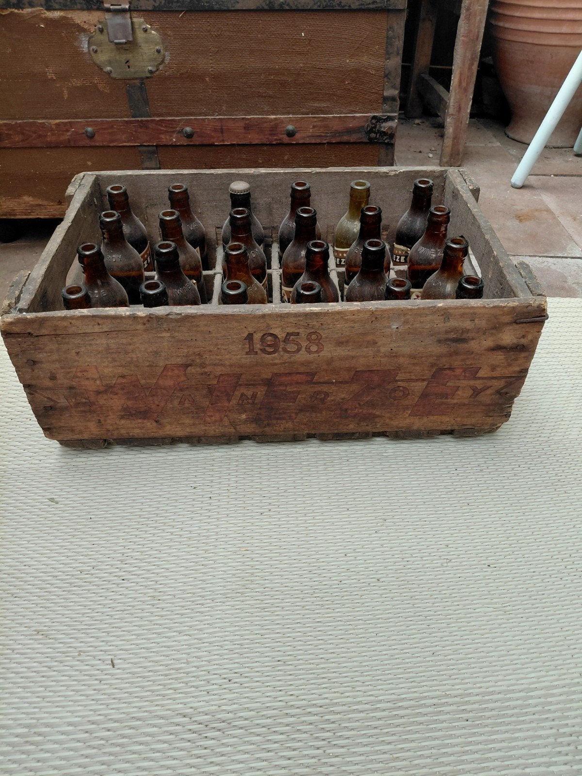 Vintage Wieze bierkrat met 24 lege flessen uit 1958, Ophalen of Verzenden