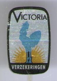 Victoria verzekeringen blik speldje ( W_066 ), Verzamelen, Speldjes, Pins en Buttons, Verzenden, Zo goed als nieuw, Merk, Speldje of Pin