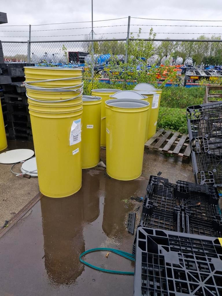 Grote gele vaten met deksel en handgreep vuurton  brandton, Ophalen, Gebruikt