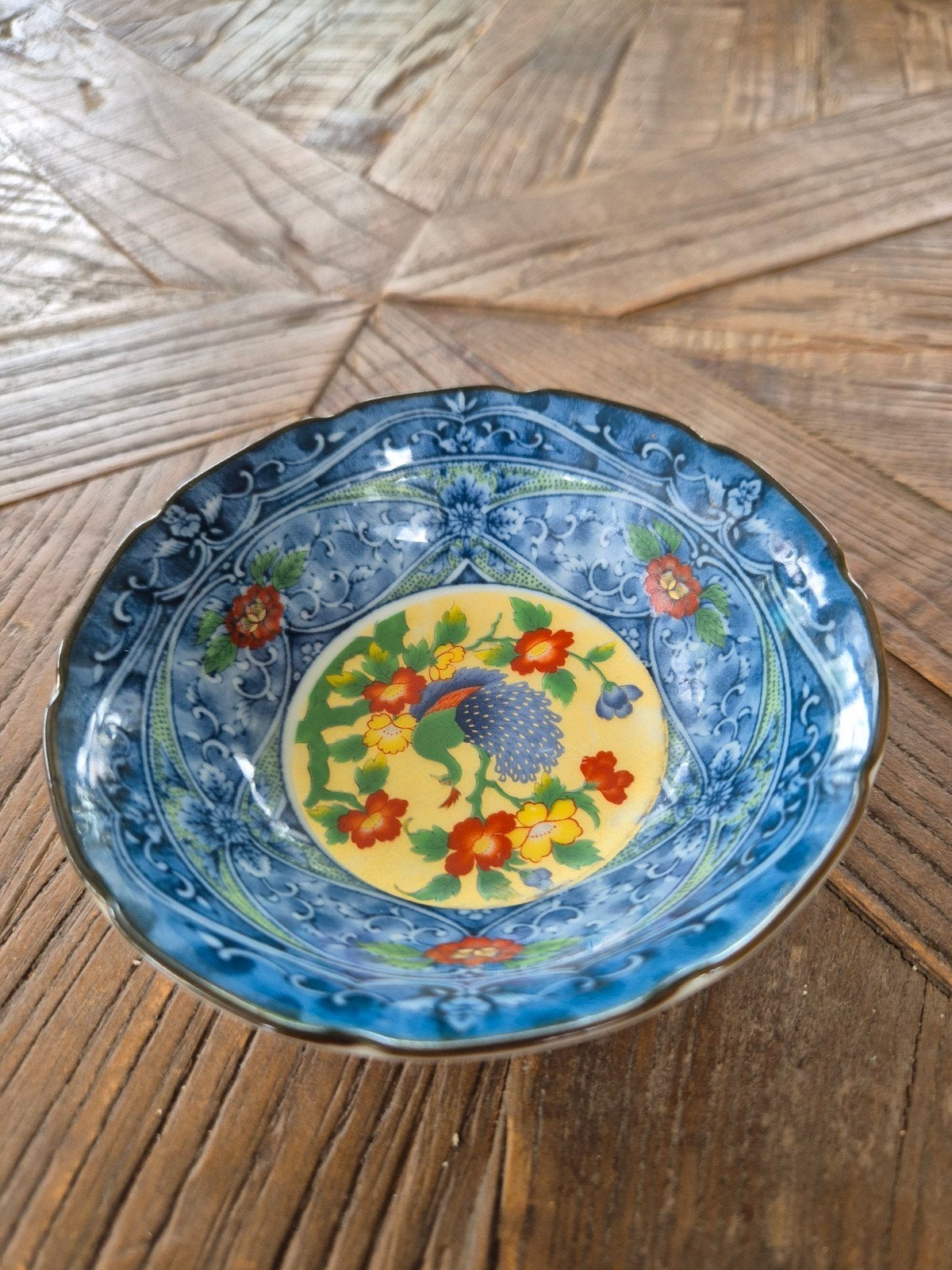 Decoratieve Japanse schaal met pauw en bloemen, 11 cm, Antiek en Kunst, Ophalen of Verzenden