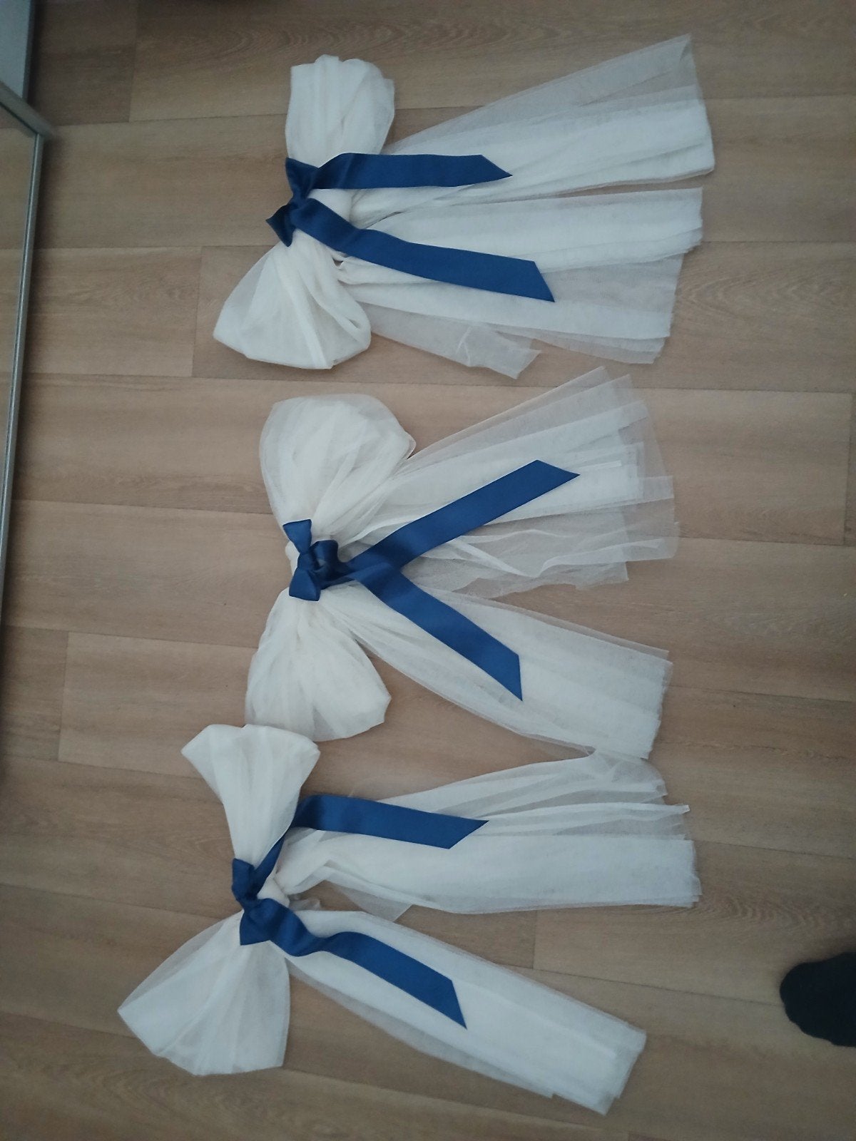20 Witte tule strikken met blauw lint - Feestversiering, Ophalen of Verzenden, Zo goed als nieuw, Versiering, Geboorte of Huwelijk