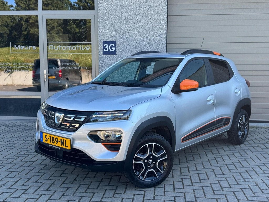 Dacia Spring Comfort Plus (Orange Pack) 27 kWh DC Lader/Navi, Auto's, Dacia, Gebruikt, Zwart, 230 km, Parkeersensor