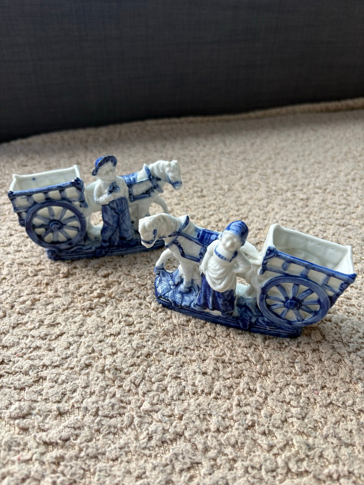 Delfts Blauw beeldjes: Boerenpaar met kar en paard, Antiek en Kunst, Ophalen of Verzenden