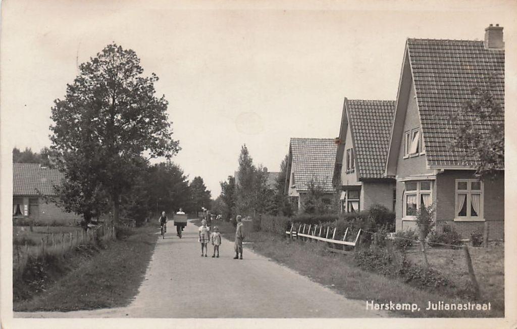 AZ791 Harskamp Julianastraat 1943, Verzamelen, Ansichtkaarten | Nederland, Verzenden, 1940 tot 1960, Gelopen, Gelderland