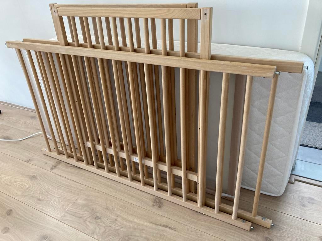 Houten ledikant met matras - Zo goed als nieuw, Ophalen, Zo goed als nieuw, Minder dan 140 cm, Matras