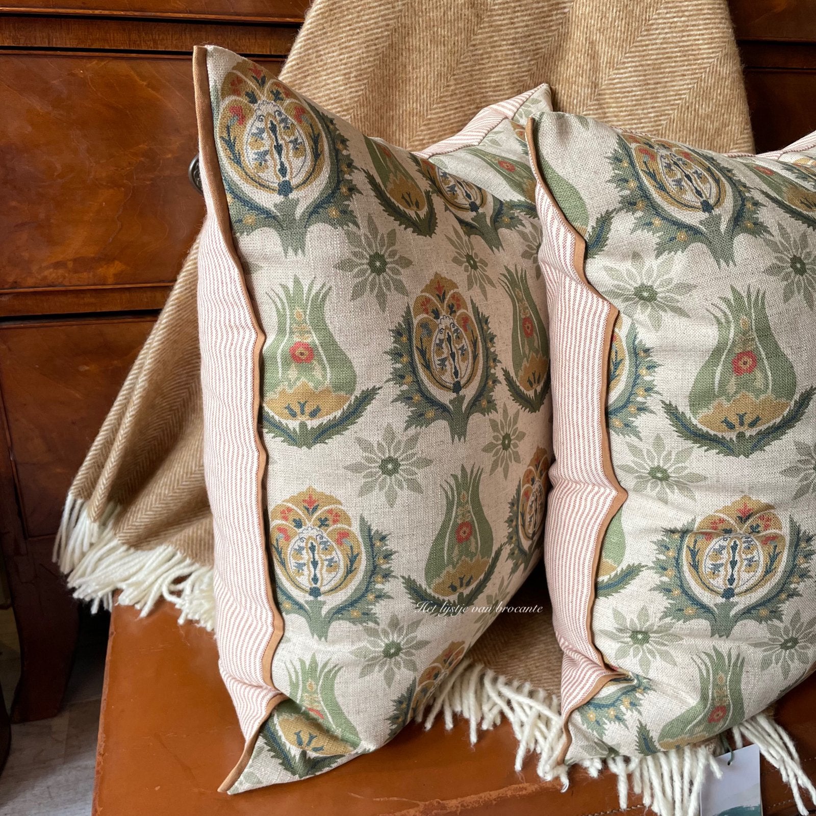 Handgemaakte kussen set Tudor Flowers, Westdijk 41 3241 GT Middelharnis, Info@lijstjevanbrocante.nl, Vierkant, Ophalen of Verzenden
