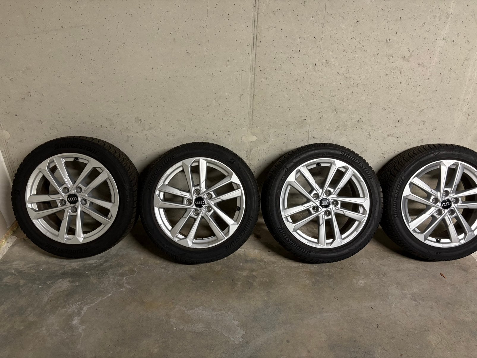 Originele Audi A3 8Y 17 inch Bridgestone winterbanden (2023), Auto-onderdelen, Ophalen, Banden en Velgen, Nieuw, 17 inch