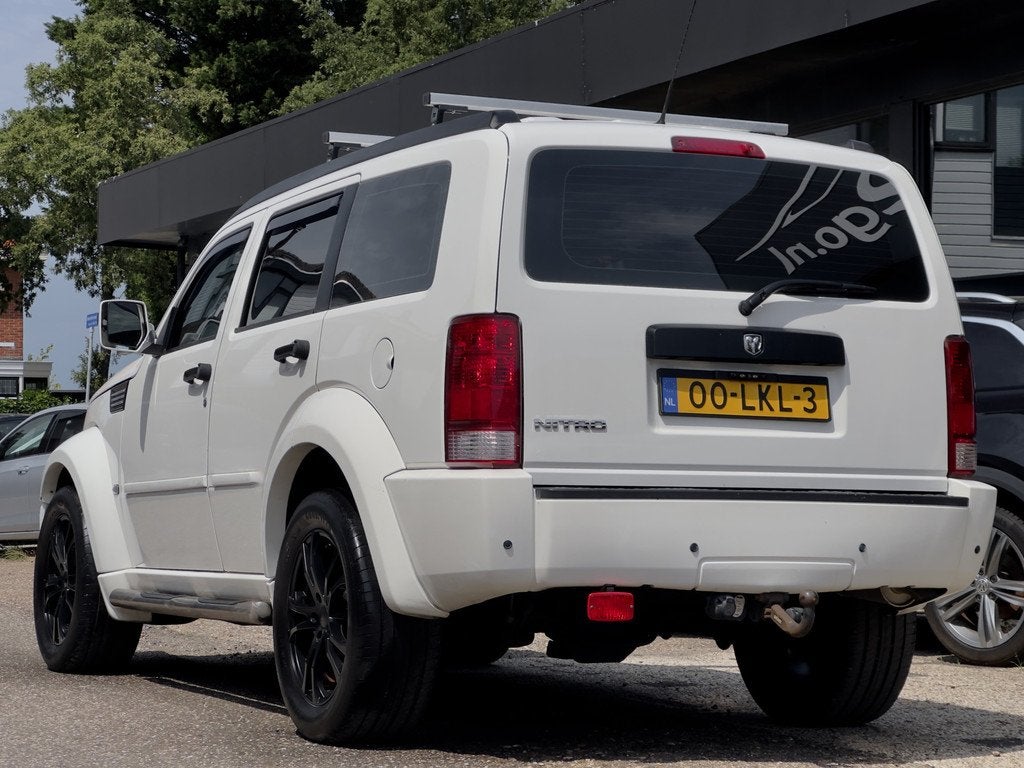 Dodge Nitro 3.7 V6 AUT4 SE NAVI AIRCO LED LMV PDC (bj 2008), Auto's, Dodge, Automaat, Gebruikt, 2500 kg, Wit