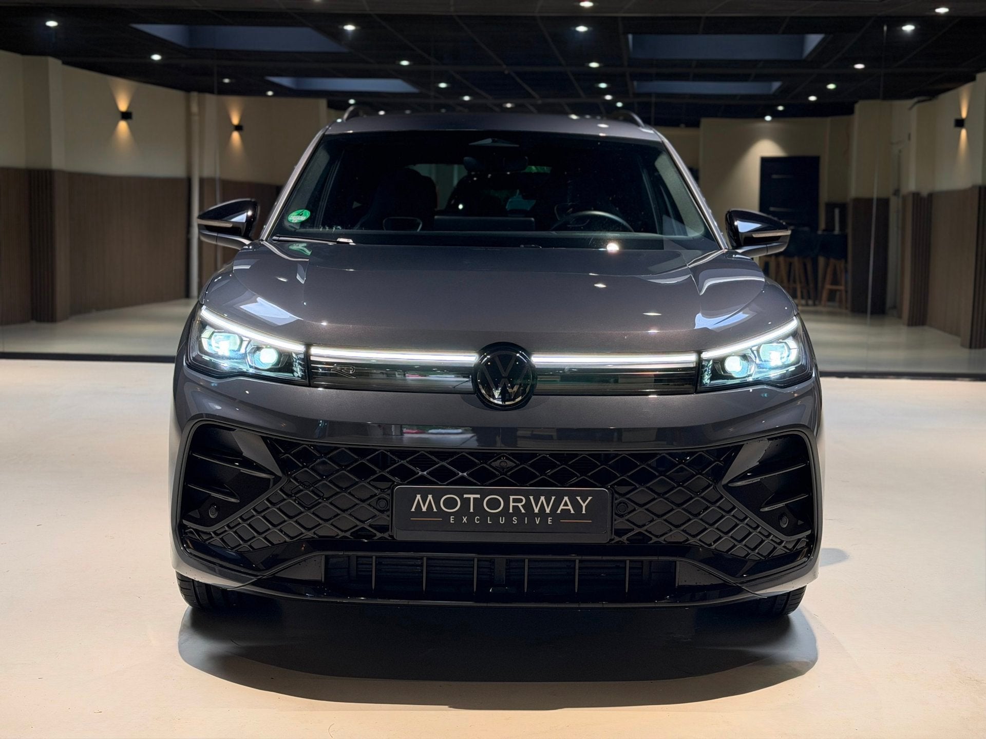 Volkswagen TIGUAN 1.5 eTSI R-Line|Keyless|360 camera|Sfeer|S, Auto's, Dealer onderhouden, Euro 6, 150 pk, Leder en Stof
