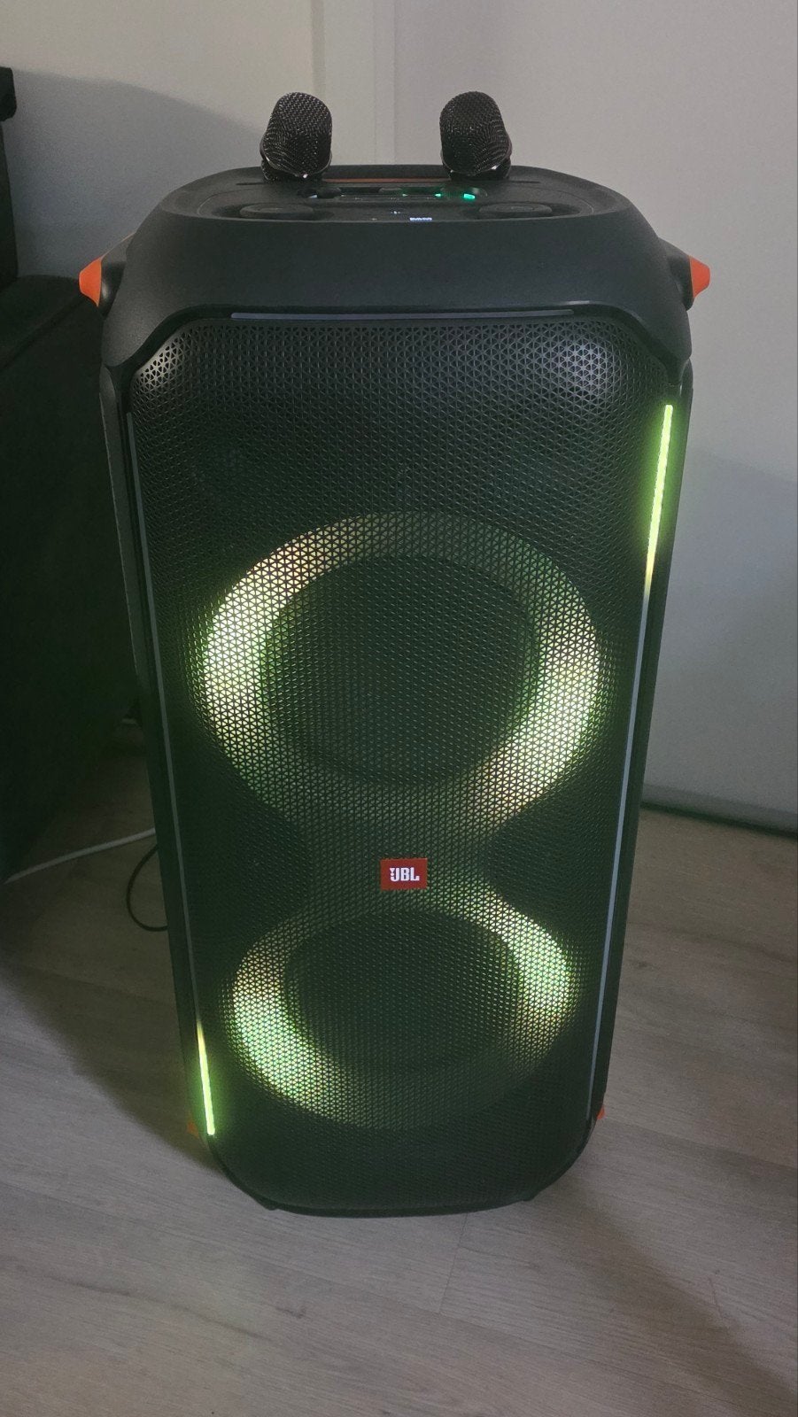 JBL PartyBox 710 (800W) + 2x Draadloze Microfoons, Audio, Tv en Foto, Luidsprekers, JBL, Party speaker, Zo goed als nieuw, Inclusief kabels