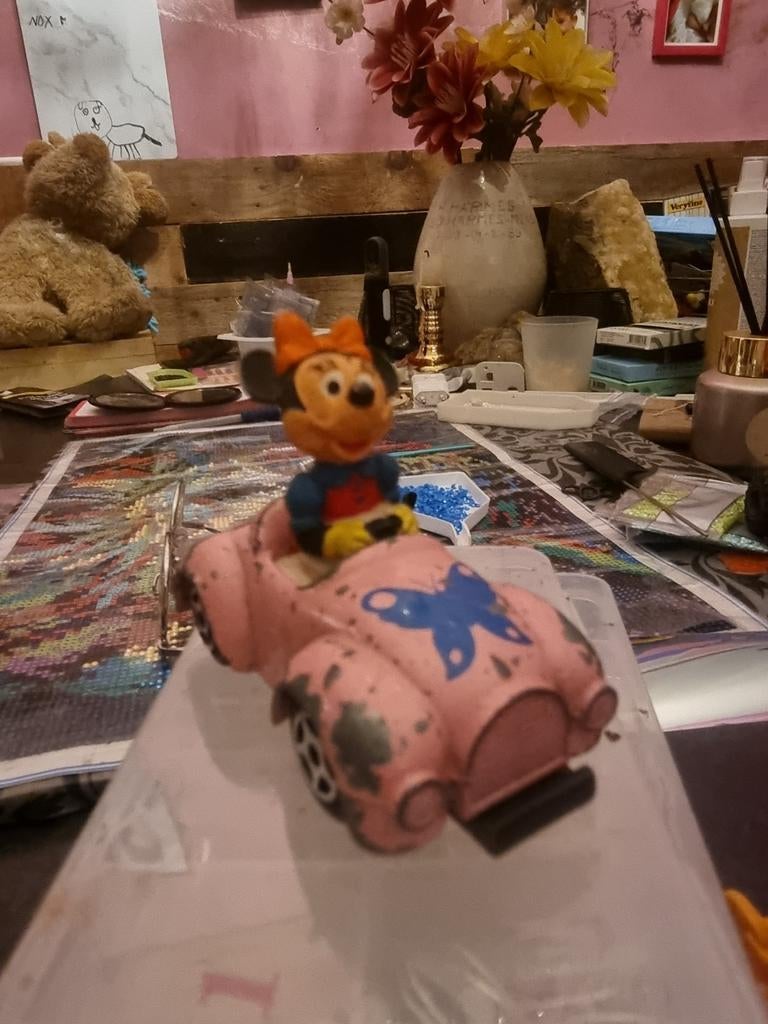 Vintage Disney Minnie Mouse in Roze Auto - ESCI Figuur, Verzamelen, Ophalen of Verzenden, Overige figuren, Gebruikt, Beeldje of Figuurtje
