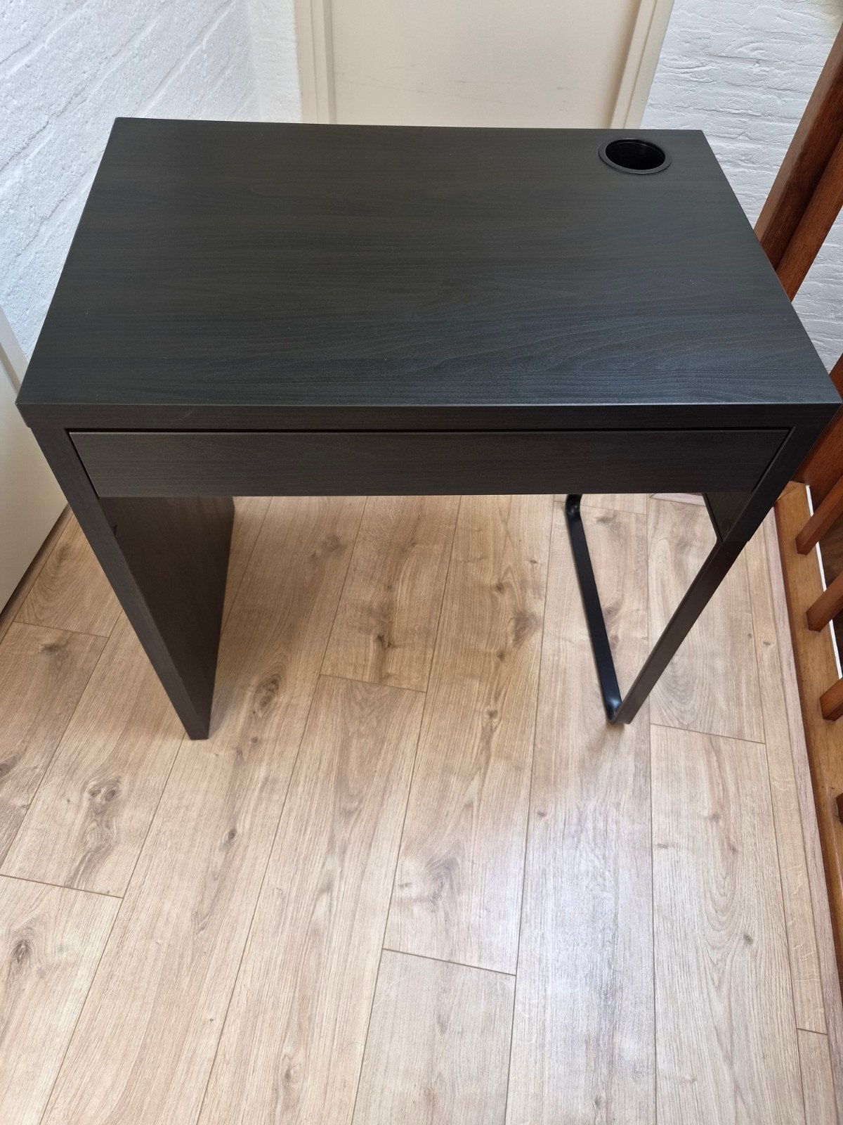Ikea micke bureau met lade en kabelgoot, Ophalen, Zwart, Spaanplaat of MDF, Zo goed als nieuw