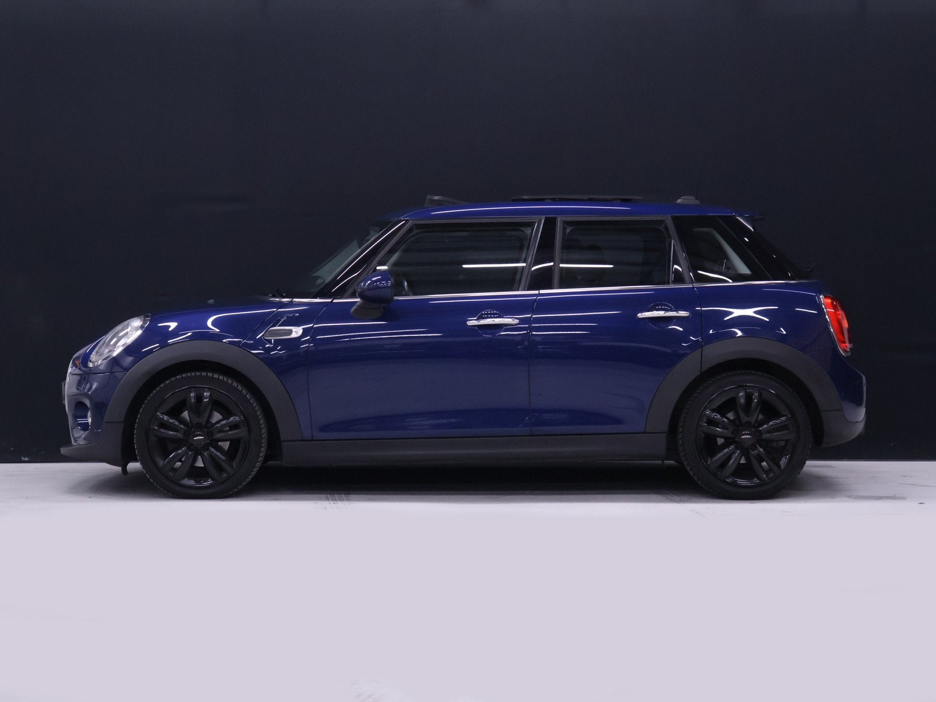 MINI 5-deurs 1.5 Cooper Business [PANORAMADAK, NAVIGATIE, CR, Gebruikt, Blauw, 49 €/maand, Origineel Nederlands