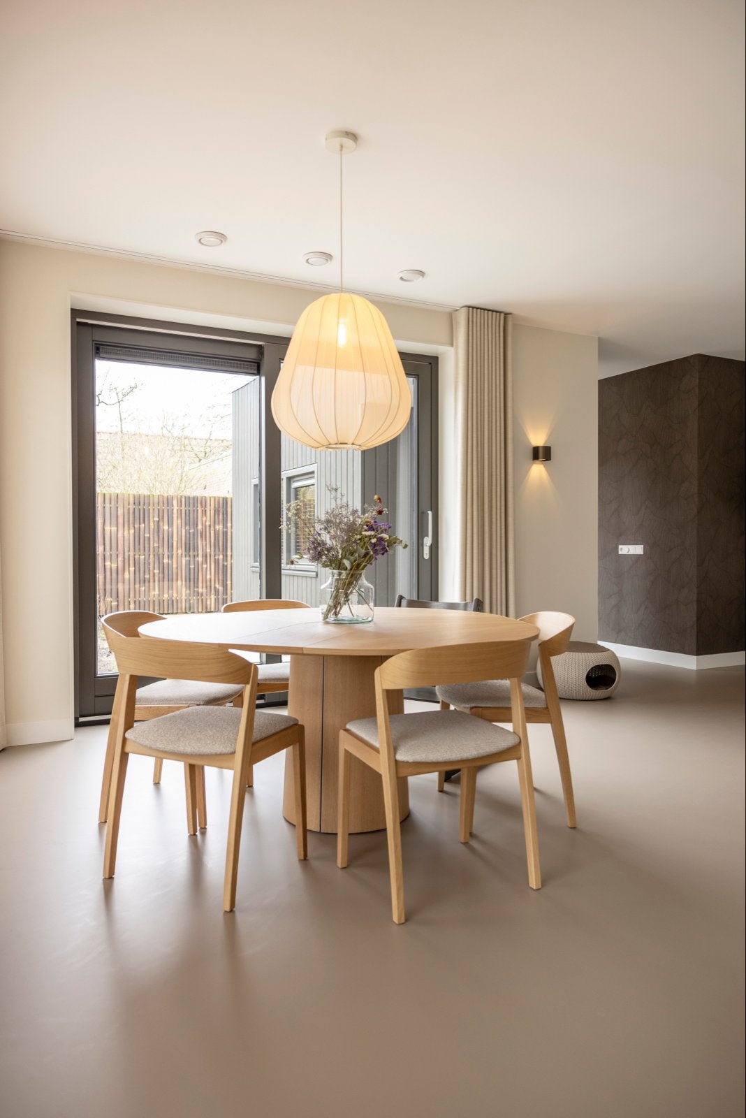 Stijlvolle ronde eettafel met 5 stoelen (Skovby), Ophalen, Gebruikt, 100 tot 150 cm, Eikenhout