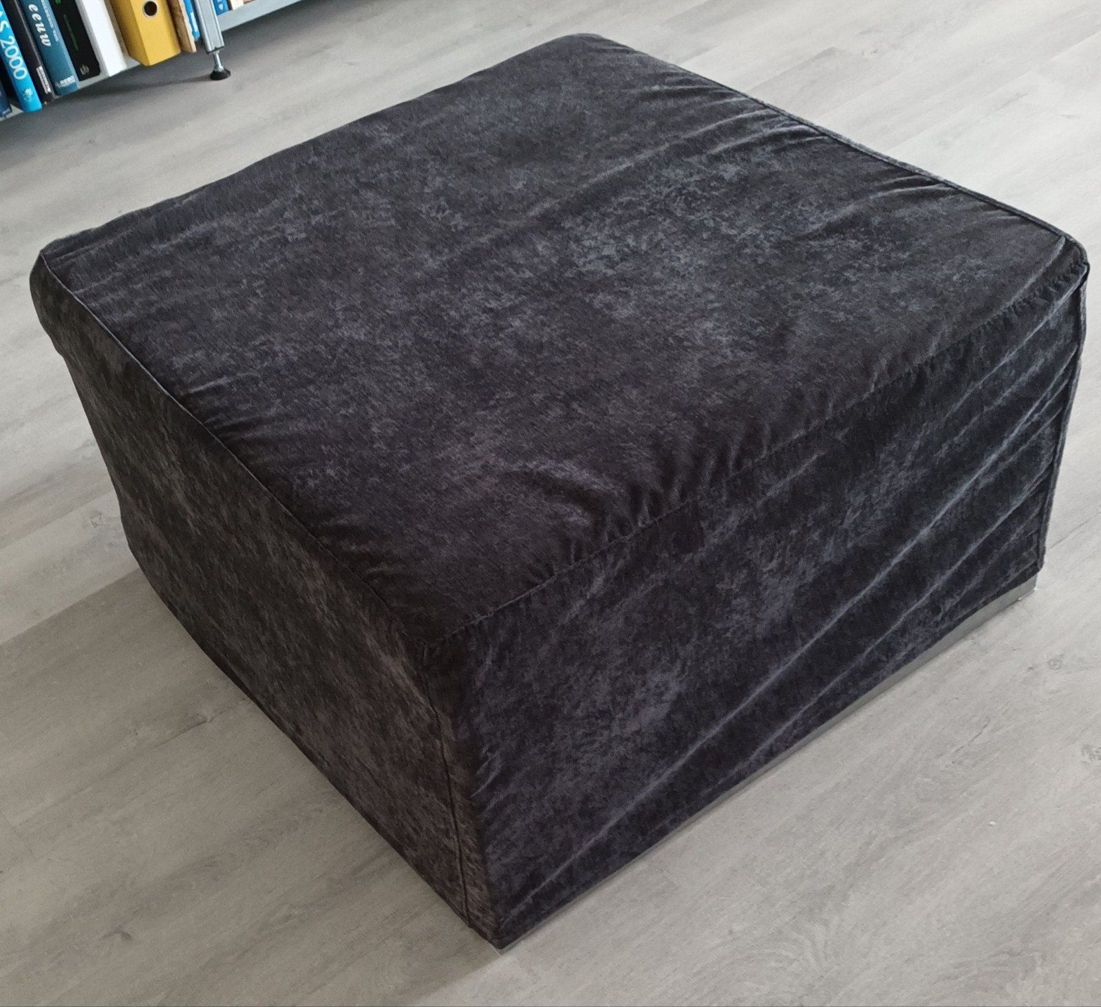Opklapbaar bed (ook te gebruiken als poef), Ophalen, Zo goed als nieuw, 200 cm, Grijs