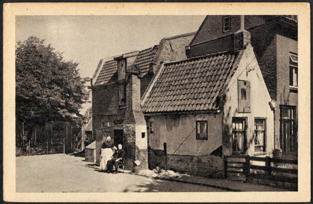 Oud Urk, 2 mensen voor klein huisje., Ophalen of Verzenden, 1940 tot 1960, Ongelopen, Flevoland
