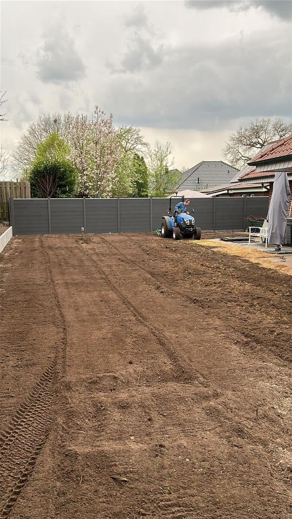 Mini-trekker met machinist: frezen, egaliseren en inzaaien