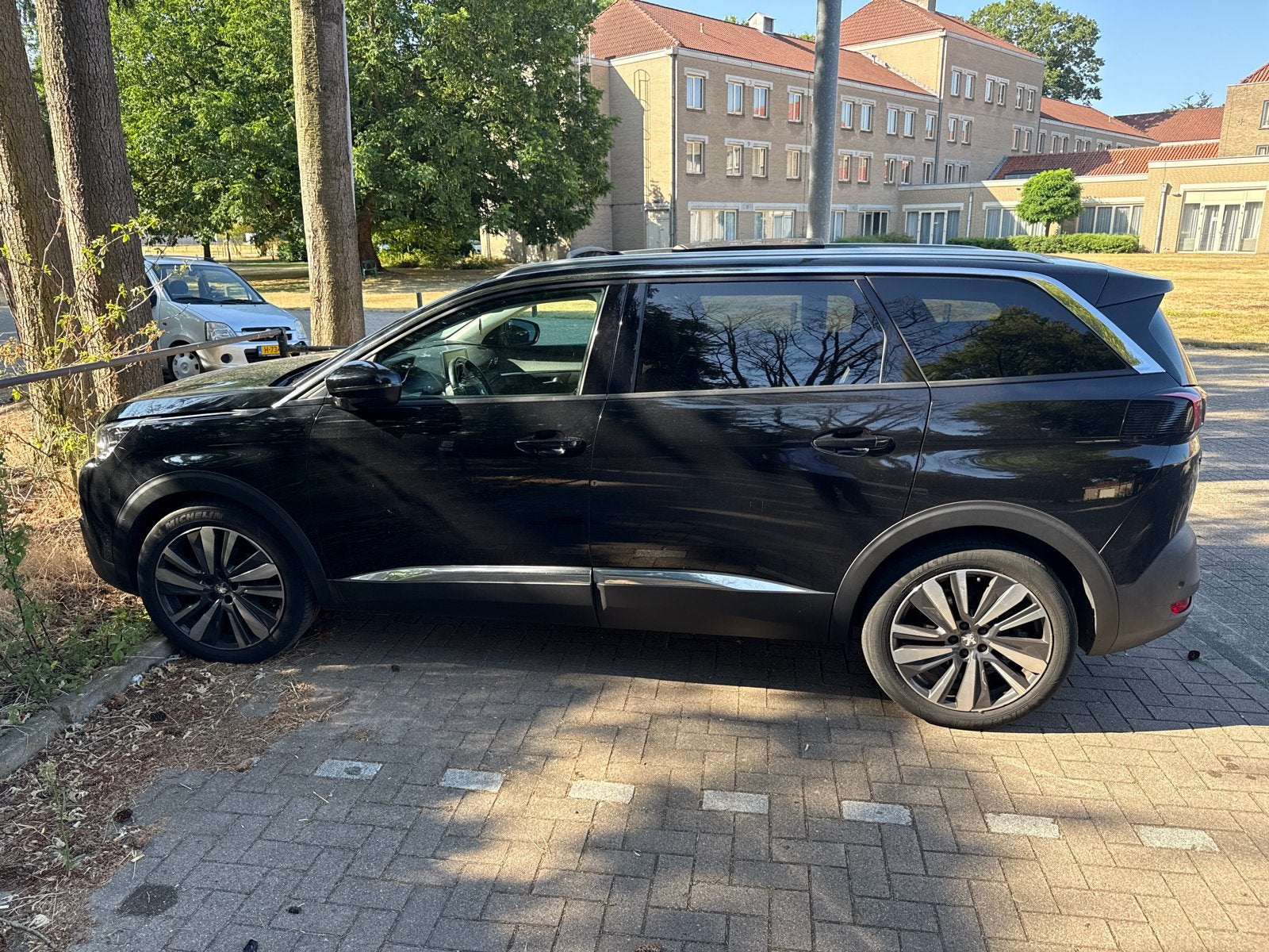 Peugeot 5008 1.2 Puretech 130pk S&S Eat8 2020 Zwart, Auto's, 1199 cc, 7 stoelen, Zwart, 75 €/maand