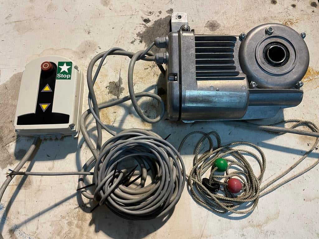 Opsteekmotor voor fgarage en industriedeuren, Ophalen, Gebruikt, Garagedeur, Metaal