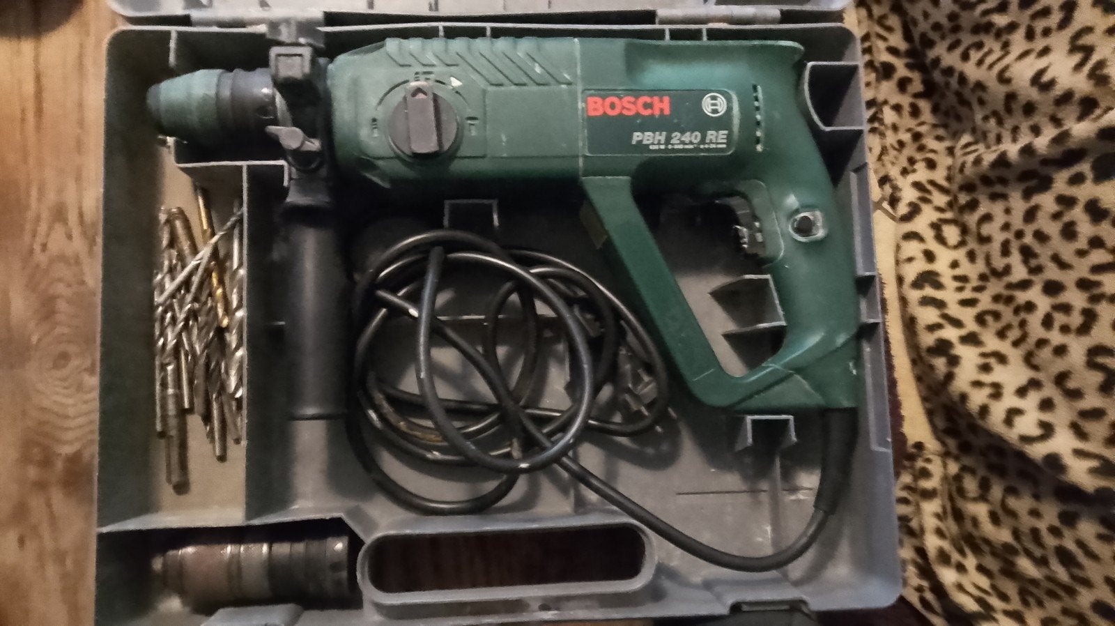 Bosch PBH 240 RE Boorhamer met SDS-plus en borenset, Doe-het-zelf en Verbouw, Boor- en/of Breekhamer, Ophalen of Verzenden, Variabele snelheid