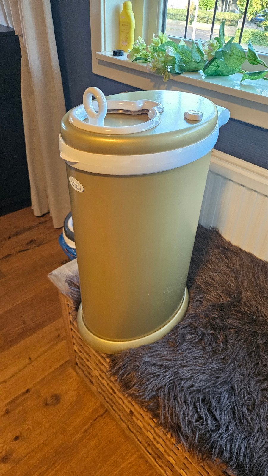 Ubbi luieremmer goudkleurig, Ophalen