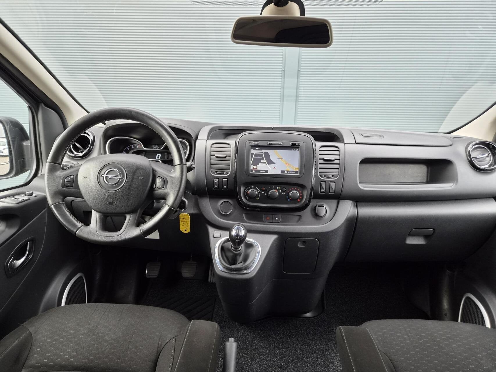 Opel Vivaro 1.6 CDTI L2H1 DC Airco Cruise Navi Trekhaak 140p, Auto's, Euro 5, Gebruikt, 4 cilinders, 2000 kg