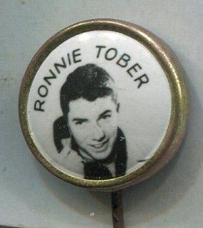 Ronnie Tober zanger koper Astor speldje ( S_220 ), Verzamelen, Verzenden, Zo goed als nieuw, Figuurtje, Speldje of Pin