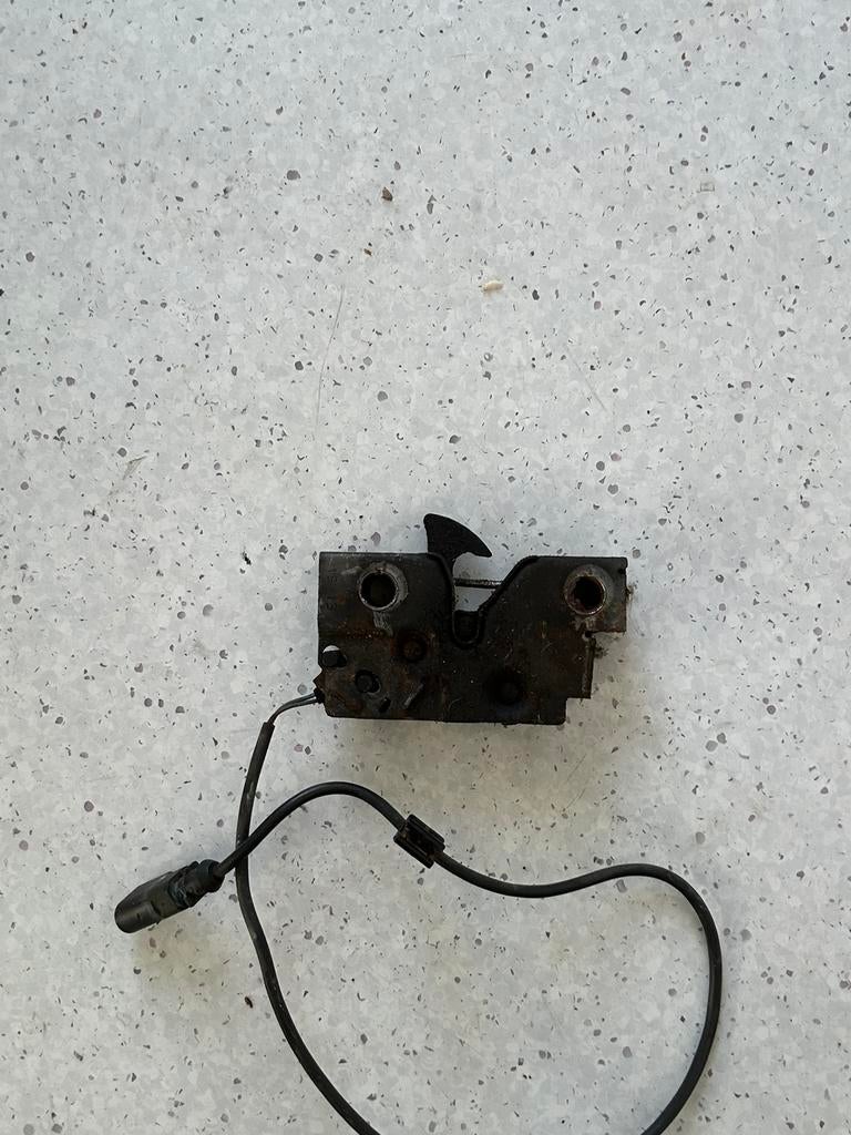 Volkswagen Up.   Motorkapslot, Auto-onderdelen, Ophalen of Verzenden, Nieuw, Volkswagen, Spatbord