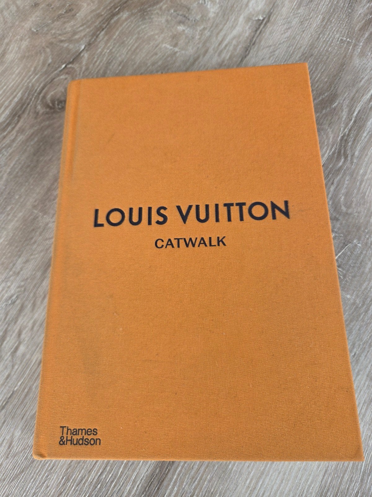 Louis Vuitton Catwalk tafelboek - Oranje Editie, Ophalen, Zo goed als nieuw, Thames & Hudson, Europa overig
