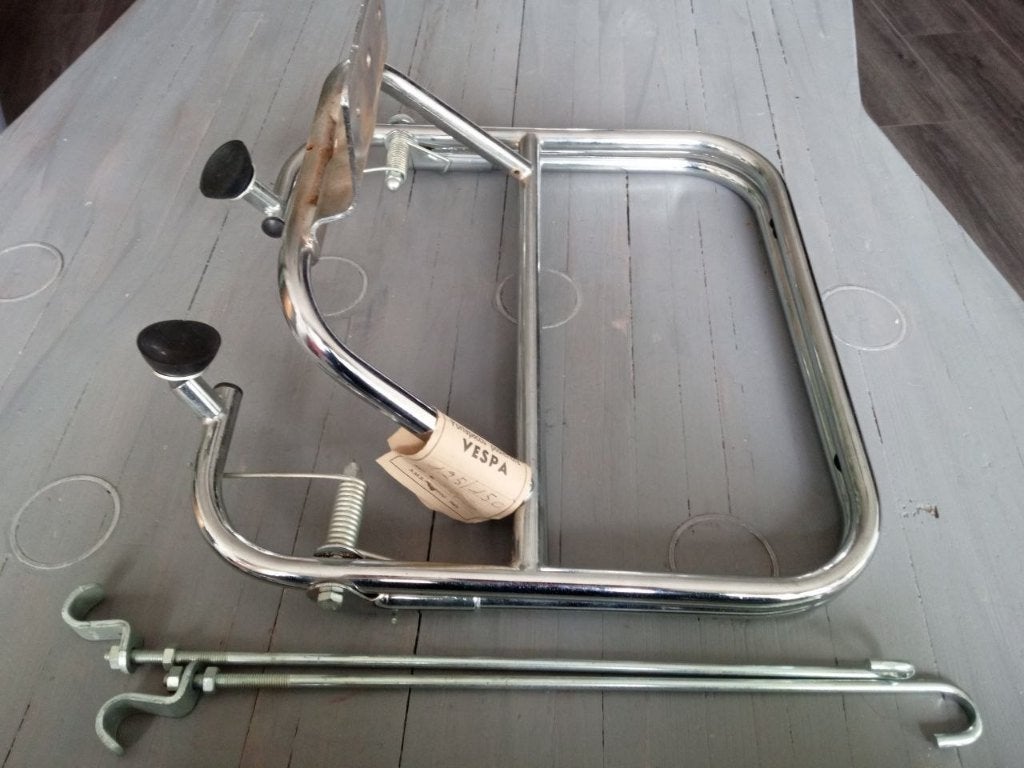 Vespa ? 125 / 150 32/b Rekje met net chroom, Ophalen of Verzenden, Nieuw, Zadel, Vespa