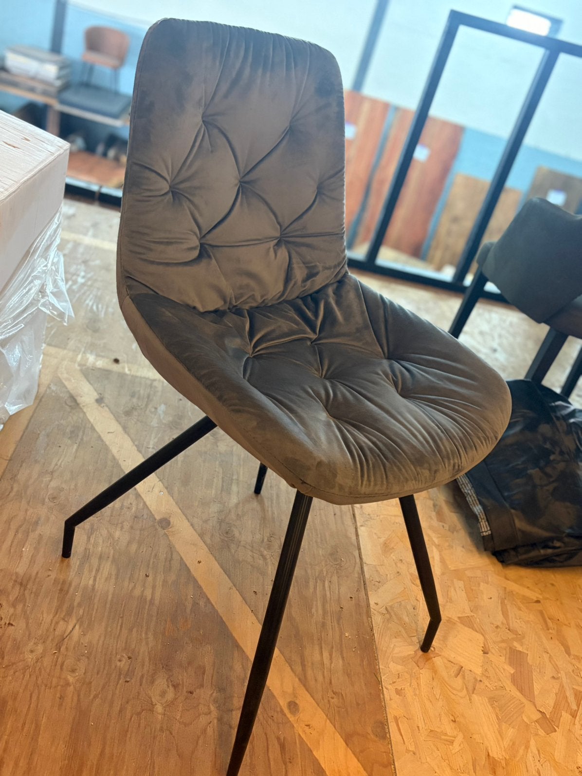 Suède stoelen – €40 per stuk, Ophalen, Overige kleuren, Luxe, Zo goed als nieuw