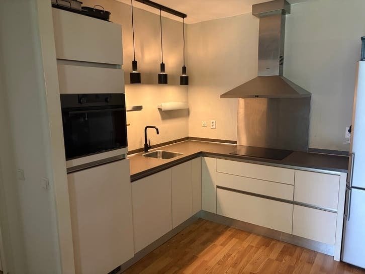 Keller keuken met greeploze kasten en inductieplaat, Gebruikt, Overige materialen, Wit, Hoekkeuken