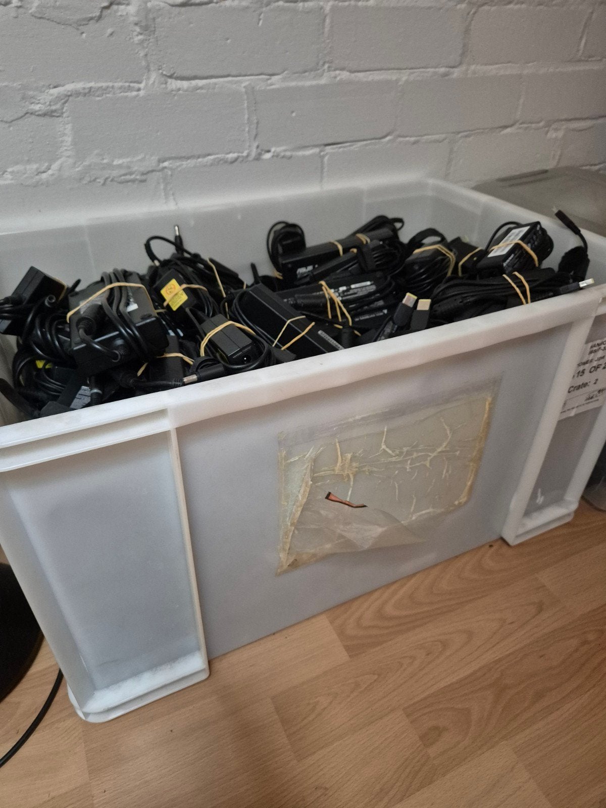 250 originele laptop opladers, Ophalen