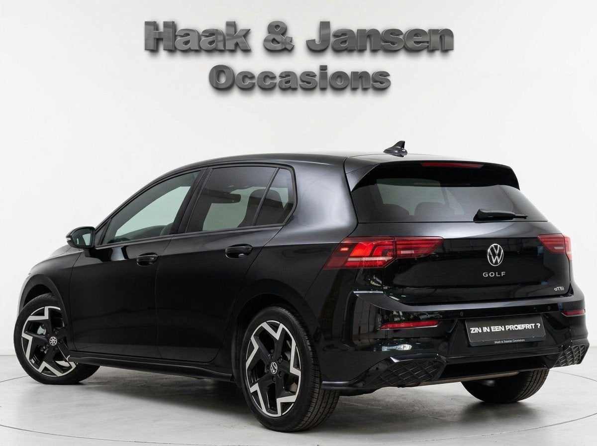 Volkswagen Golf 1.5 eTSI R-Line Edition - Stoel/Stuur verwar, Automaat, Dealer onderhouden, 150 pk, Zwart