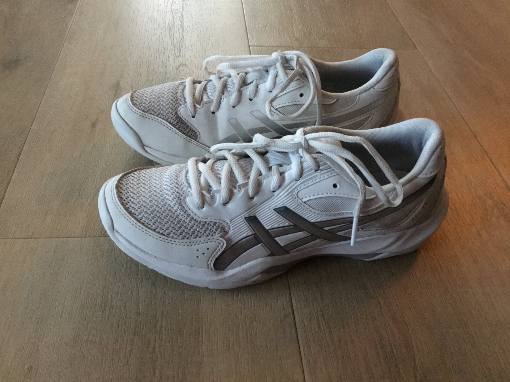 Asics zaalschoenen maat 39,5, Ophalen of Verzenden, Zo goed als nieuw, Hardloopschoenen, Asics