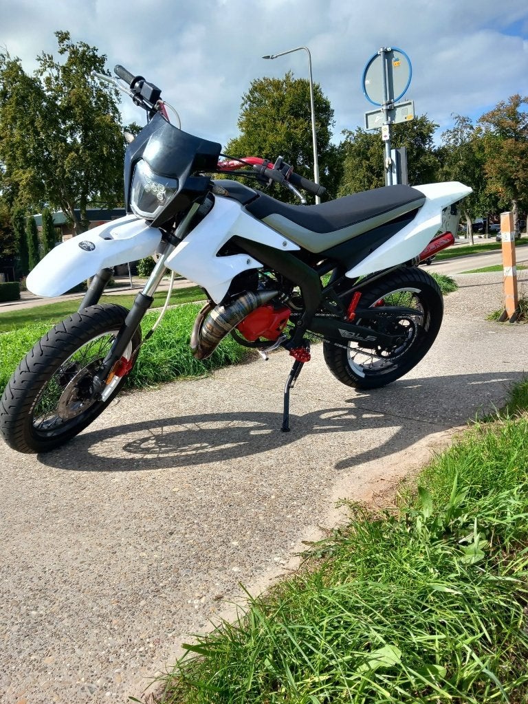 Derbi senda drd extreme, Ophalen, 6 versnellingen, Maximaal 45 km/u, Zo goed als nieuw