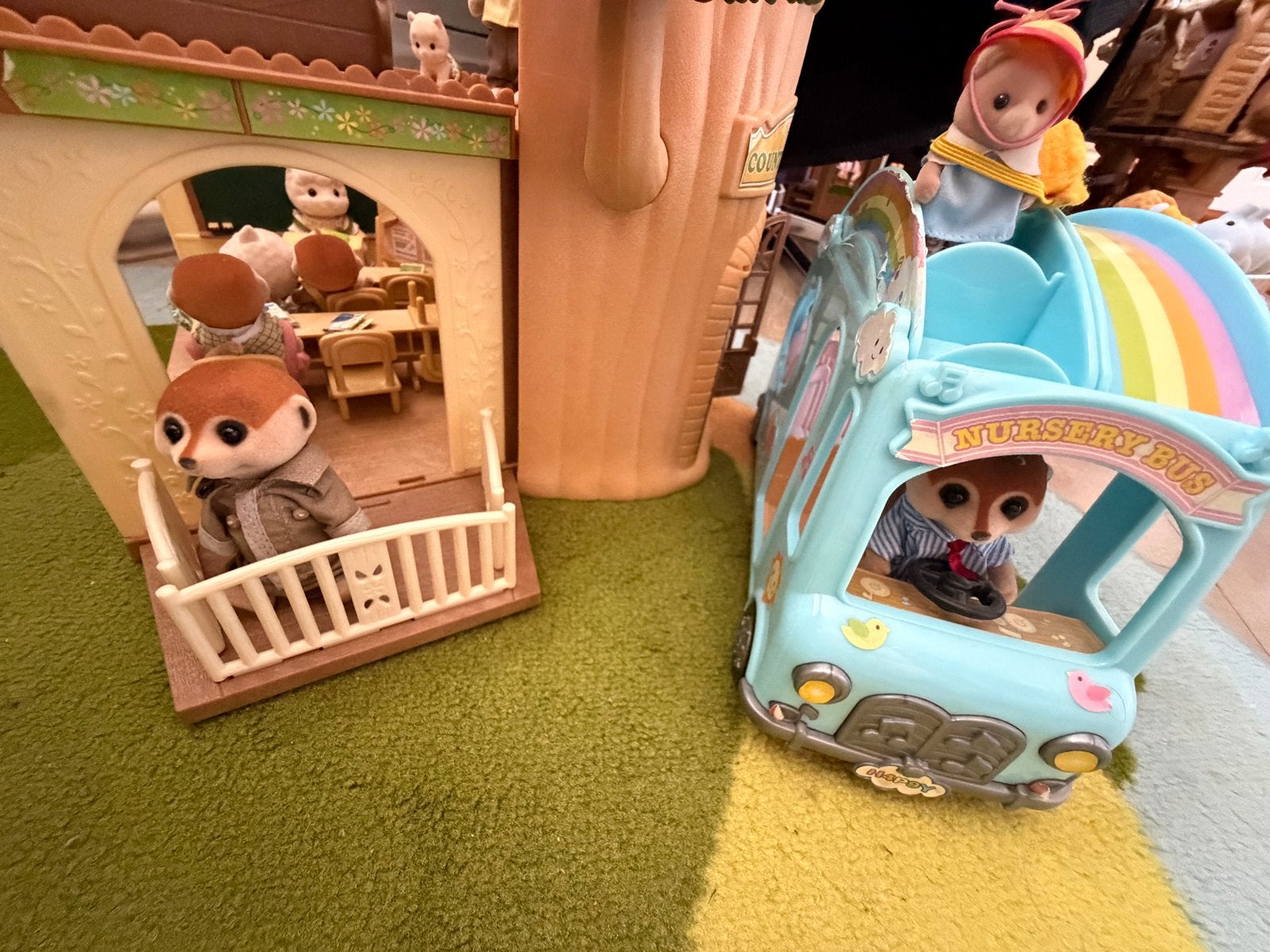Sylvanian Families School en Bus, schapen en stokstaartje, Ophalen of Verzenden, Gebruikt, Jongen of Meisje