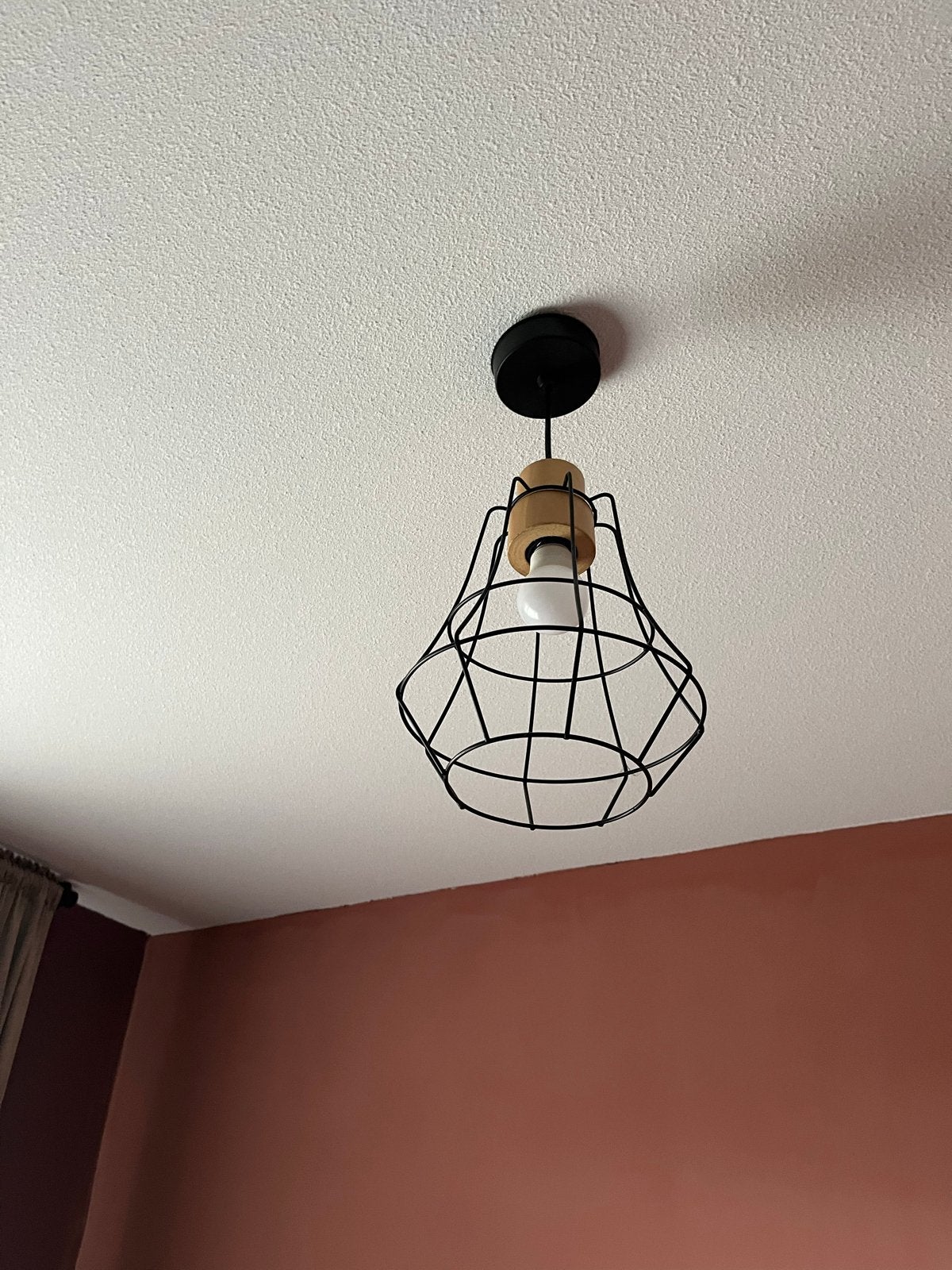Moderne hanglamp met draadkooi en houten accent, Ophalen, Zo goed als nieuw, Hout, E27 (groot)