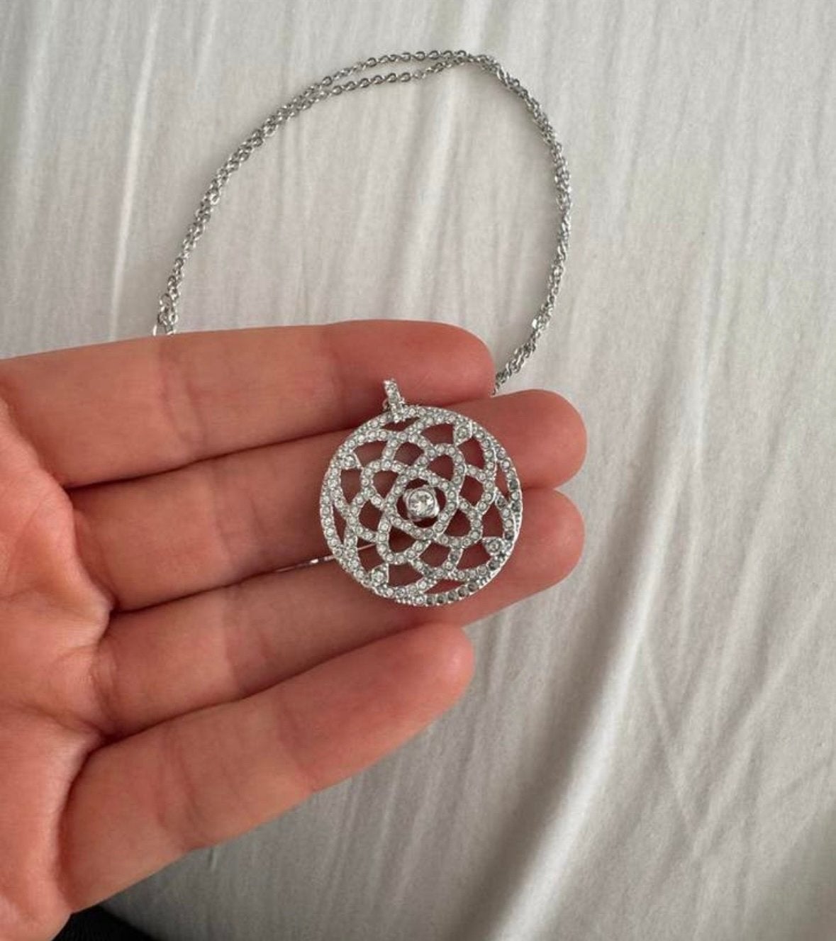 Swarovski ketting in zilveren kleur (moet weg), Sieraden, Tassen en Uiterlijk, Kettingen, Zo goed als nieuw, Goud, Verstelbaar