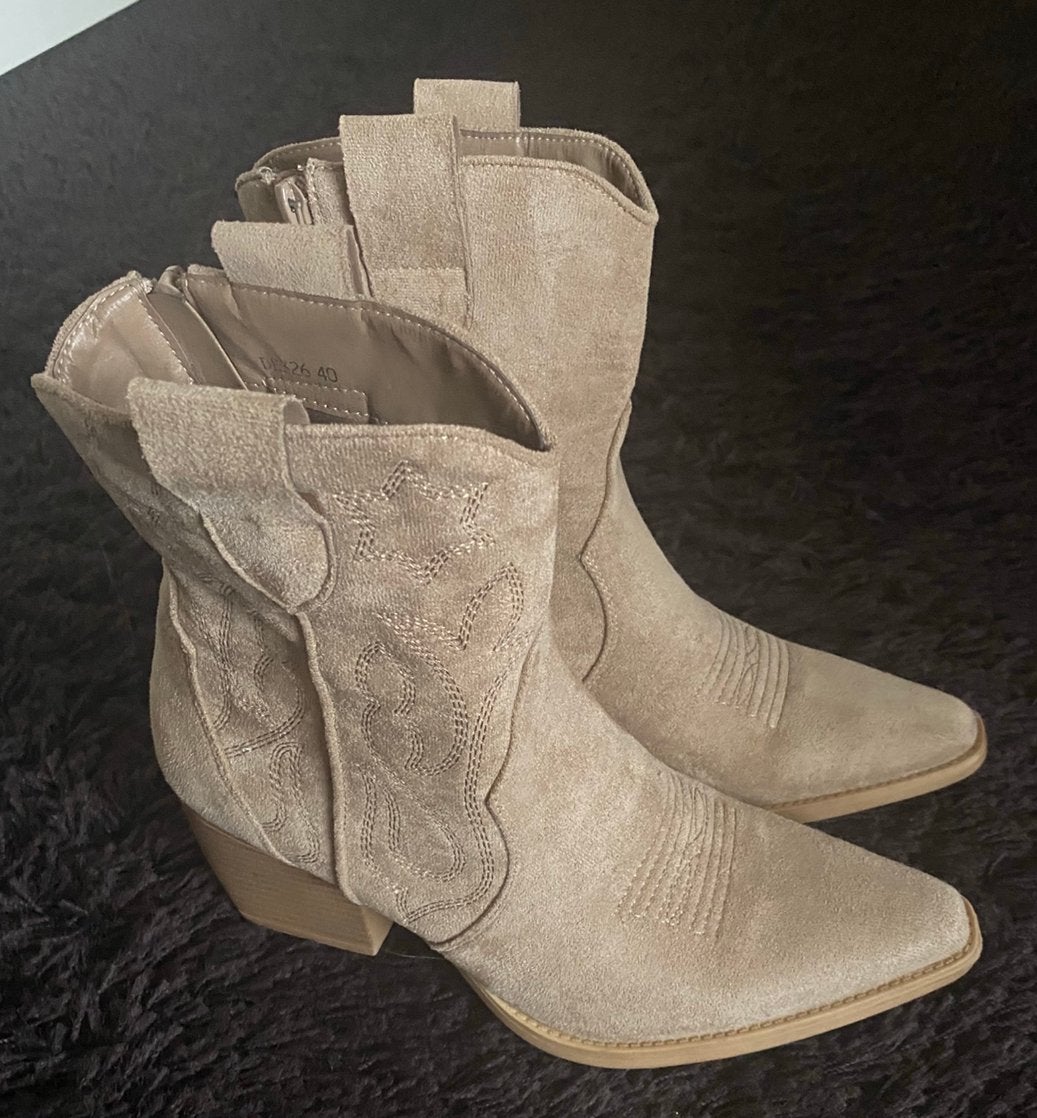 Laarsjes beige-zand Ibiza-Bohemian stijl, maat 40, nieuw, Beige, Lage of Enkellaarzen, Nieuw, Ophalen of Verzenden