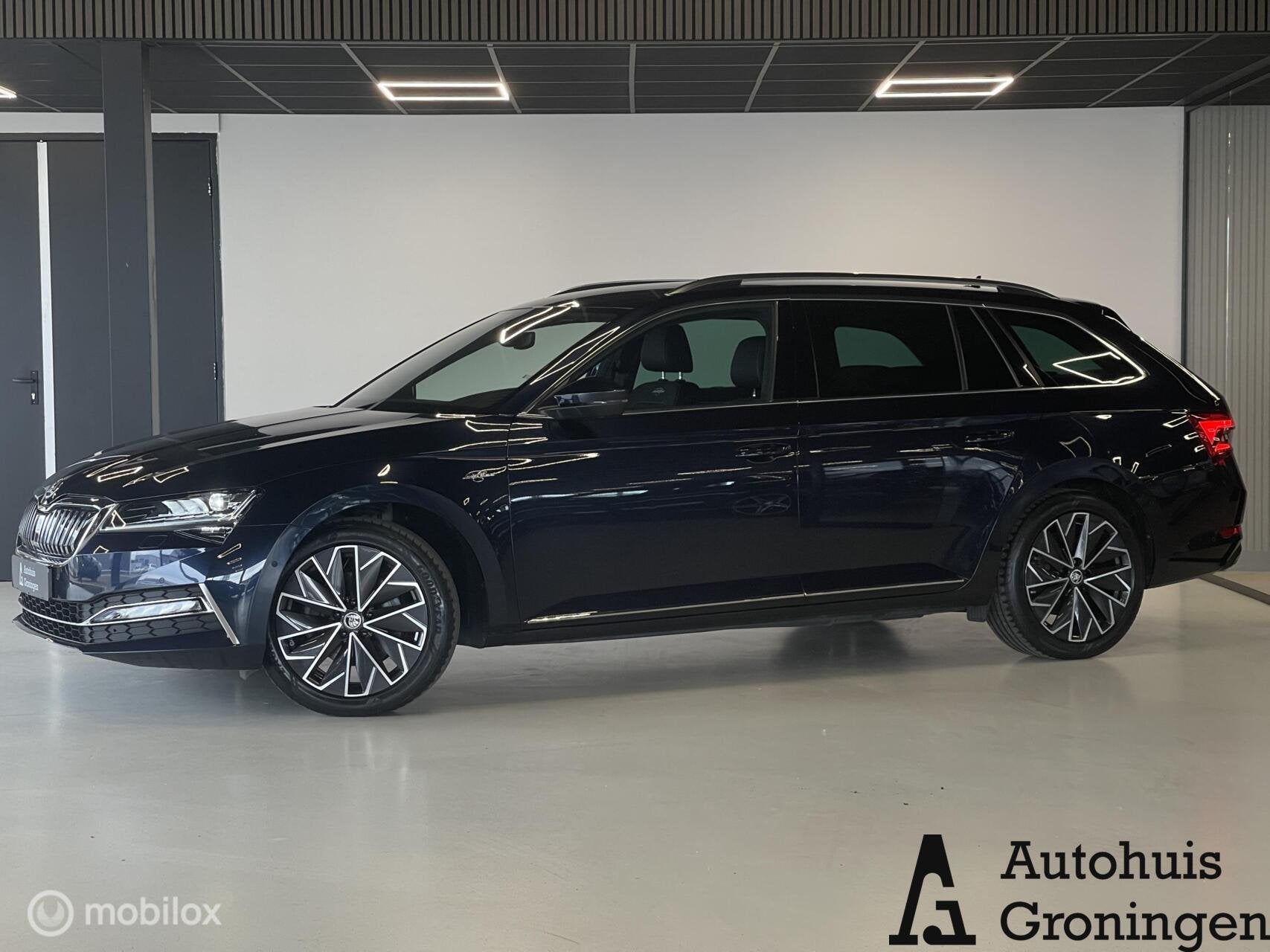 Skoda Superb Combi iV Laurin & Klement | Massage | Ventilati, Auto's, Skoda, Gebruikt, 4 cilinders, Blauw, Adaptive Cruise Control