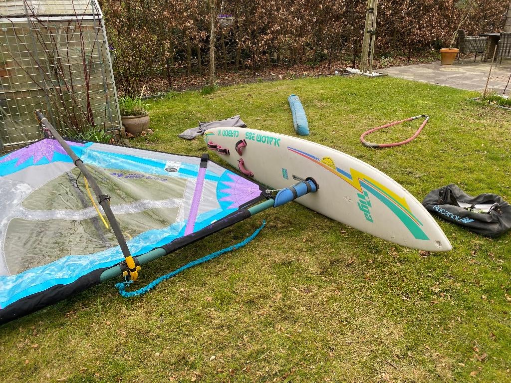 Surfplank compleet - Tiga, Watersport en Boten, Windsurfen, Gebruikt, Plank, 250 tot 300 cm, Met vin(nen), Ophalen
