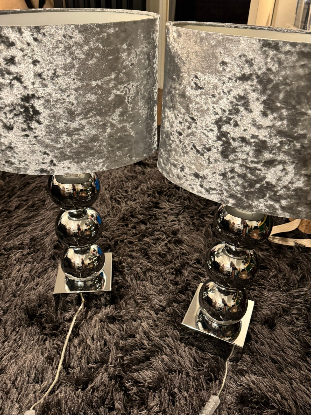 Stijlvolle tafellamp met chromen bollen en fluwelen kap, Huis en Inrichting, Lampen | Tafellampen, Ophalen, Gebruikt, Sfeerlamp