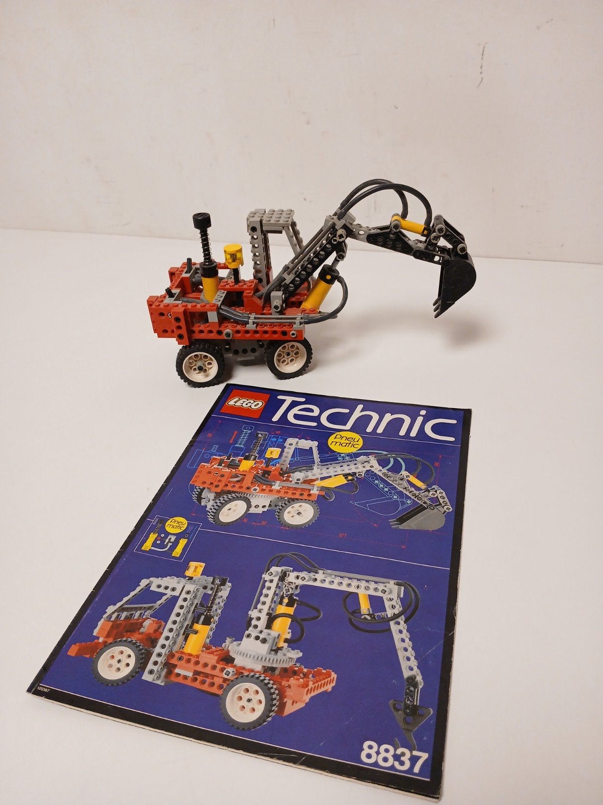 Lego 8837 technic pneumatische graafmachine met boekje, Ophalen of Verzenden, Zo goed als nieuw