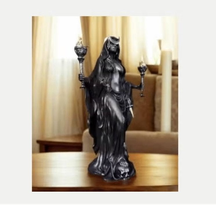 Prachtig beeldje heks godin zwart met fakkels (20cm)