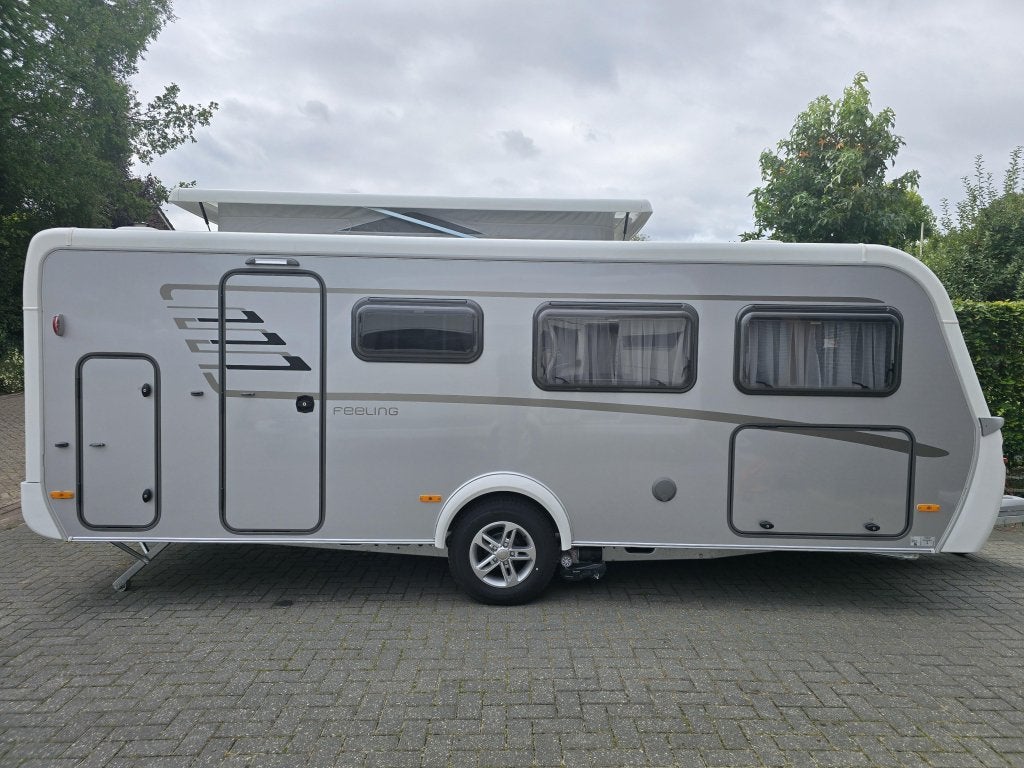 Eriba Feeling 515 stapelbed, hefdak en mover, Dwarsbed, Schokbreker, Bedrijf, Treinzit