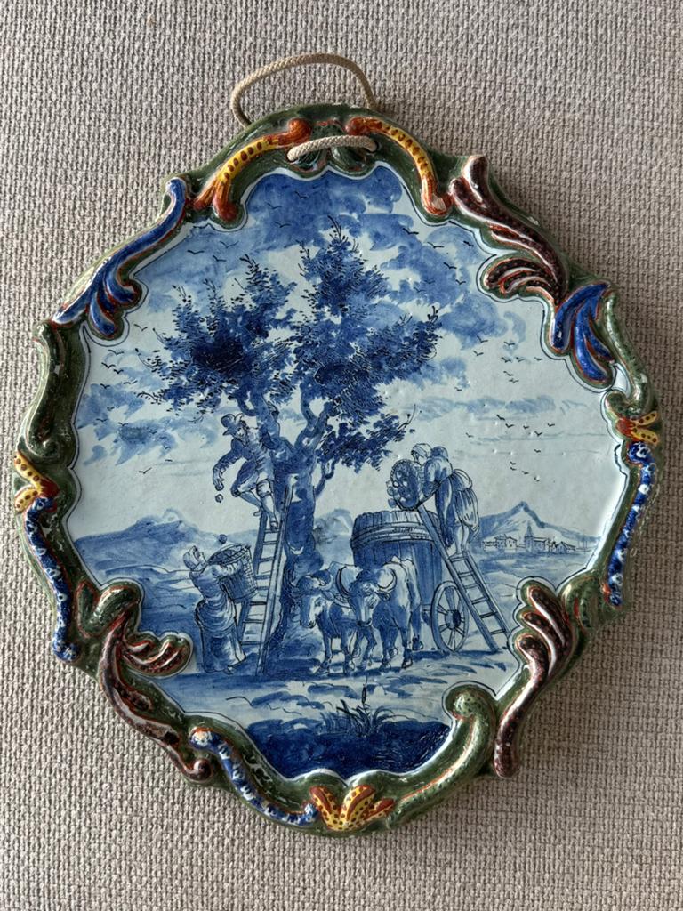 Polychrome aardewerk plaquette met een landschap, Ophalen of Verzenden